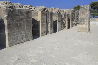 موقع مينوان الأثري لفيستوس. مجلات الغرب. مجمع كبير من مخازن القصر. وتتكون من غرفة انتظار وممر المخازن والمخازن نفسها. على اليمين واليسار من الممر كان هناك 11 مجلة فيها ر بواسطة مينوان