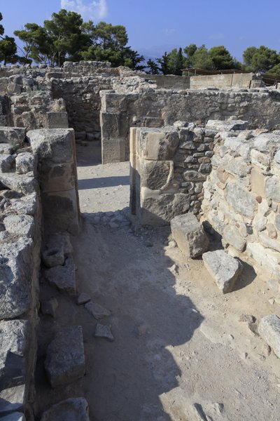 موقع مينوان الأثري لفيستوس. مجلات الغرب. مجمع كبير من مخازن القصر. شاهد بعض المجلات الإحدى عشرة التي تم تخزين بضائع القصر فيها (1900-1700 قبل الميلاد) فيستوس ، كريت. بواسطة مينوان