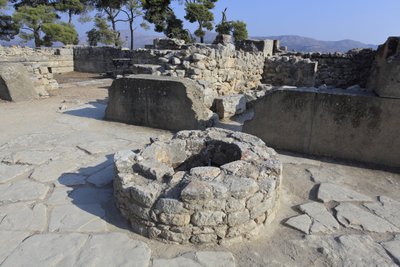 Minoan archeological site of Phaistos. part of the North east complex. Complex of four rooms directly adjoining the old palace. These rooms were used to store valuable ritual vessels. The famous “” Phaistos disc”” bearing hieroglyphic writing was found her بواسطة مينوان