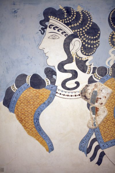 Minoan art. Details of the “” Ladies in blue””” fresco. Composition of richly dressed and lavishly bejeweled female figure depicted against a blue ground. Despite its fragmentary condition this wall painting transmits the meaning of opulence and prosperity بواسطة مينوان