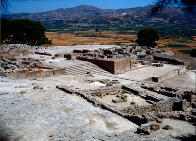 الحضارة المينوية: منظر للجناح الغربي لقصر فيستوس (فيستوس) 1950-1700 قبل الميلاد. فيستوس ، كريت بواسطة مينوان
