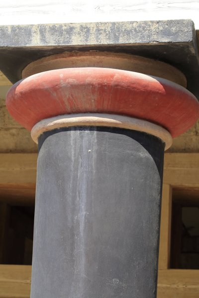 Minoen archeological site of Knossos. Detail of a column of the Hall of the double axes and the queen megaron of the palace of the king Minos. Knossos, Crete. بواسطة مينوان