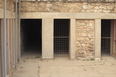 Minoen archeological site of Knossos. West wing next to the “” tripartite shrine””. Room with two large rectangular repositories sunk into the floor. They were full of clay vases and valuable obects among which the famous statuettes representing the “Snake بواسطة مينوان