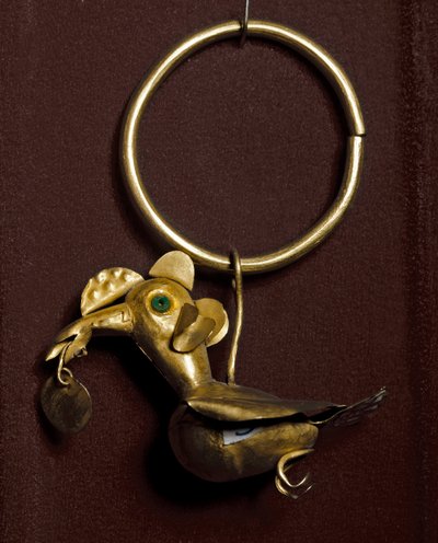 الفن قبل الكولومبي ، ثقافة Mochica (القبيح ، monchique): قرط مع طائر من الذهب. 200-500 apres JC Private Collection بواسطة موتشي موتشي