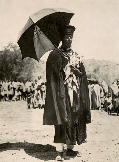 "بناء إمبراطورية" في العصر الفاشي: كاهن حبشي ، 09/05/1936 (b / w photo) بواسطة موديستينو بالدينيتي