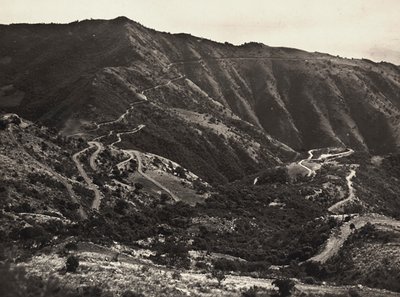 "بناء إمبراطورية" في العصر الفاشي: الطريق على تلال ماساوا-أسمرة ، 09/05/1936 (b / w photo) بواسطة موديستينو بالدينيتي