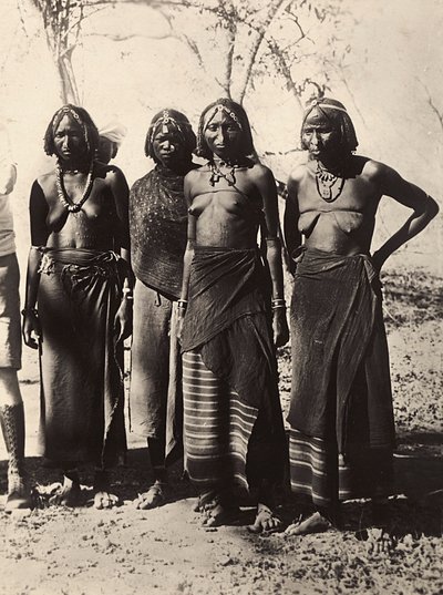 "بناء إمبراطورية" في العصر الفاشي: نساء من قبيلة كوناما ، 09/05/1936 (b / w photo) بواسطة موديستينو بالدينيتي