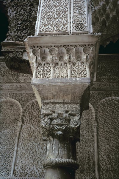 رأس العمود ، من الفناء الرئيسي ، بناه السعديون عام 1565 (خشب الأرز والجص) بواسطة المدرسة المغربية