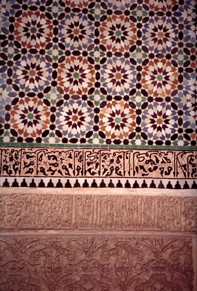 السور السفلي للفناء الرئيسي ، بناه السعديون عام 1565 (زليج للبلاط والجص) بواسطة المدرسة المغربية