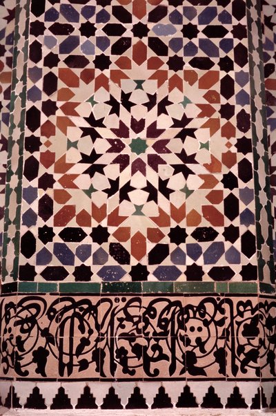 الجدار السفلي للفناء الرئيسي الذي بناه السعديون عام 1565 (بلاط الزليج) (تفاصيل 186515) بواسطة المدرسة المغربية