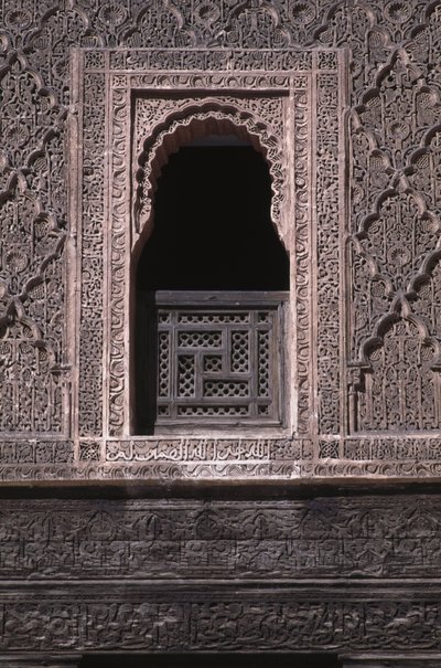 منظر لنافذة في باحة علي بن يوسف مدرسة ، بناها السعديون عام 1565 (خشب الأرز والجص) بواسطة المدرسة المغربية