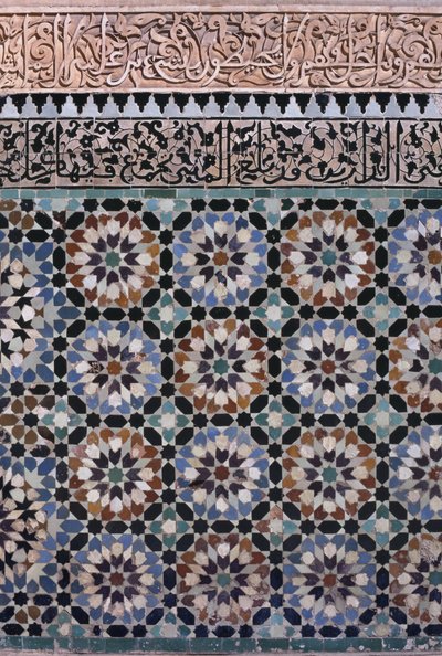 جدار الفناء الرئيسي ، التفاصيل ، بناه السعديون عام 1565 (زليج للبلاط والجص) بواسطة المدرسة المغربية