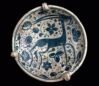 الفن المدجن: فنجان خزفي من أزول ، مزين بغزلان باتيرنا ، مانيسيس (الطراز الإسباني-المغربي). القرن الرابع عشر أو الخامس عشر برشلونة. متحف سيراميك برشلونة بإسبانيا بواسطة مدرسة المدجر