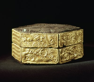 البيكسيس السداسي المزين بالحيوانات ، من Grave V ، Grave Circle A ، Mycenae (الخشب والذهب) بواسطة Mycenaean