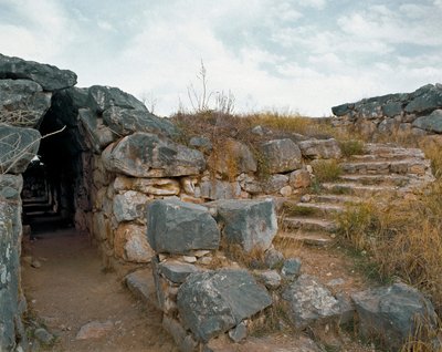 Mycenian art: covered passage of the Mycenian citadel, Tirynthe city, around 1200 BC. Grece بواسطة الميسينية