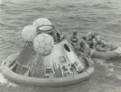 [رواد الفضاء في قارب النجاة بعد أبولو 11 سبلاشداون] ، 1969. بواسطة صور وكالة ناسا