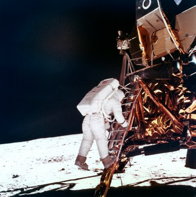 ينحدر إدوين باز ألدرين من خطوات سلم الوحدة القمرية للسير على القمر ، 1969. بواسطة صور وكالة ناسا