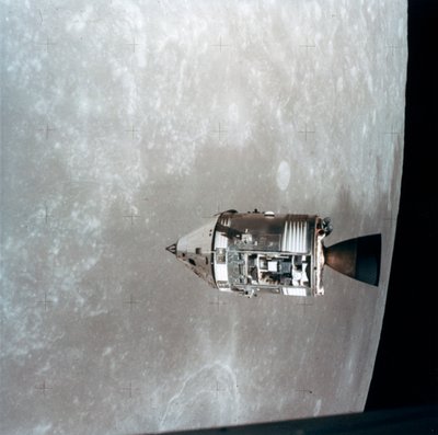 وحدات أبولو 15 للقيادة والخدمة في المدار القمري ، 1971. بواسطة صور وكالة ناسا
