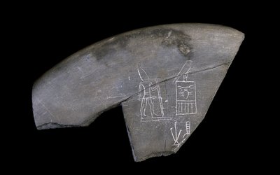 جزء من وعاء صخري منقوش ، c.3285 قبل الميلاد (الحجر الرملي المنحوت) بواسطة Naqada I Period Egyptian