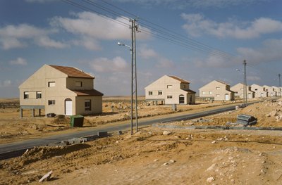 منازل جديدة للمستوطنين الإسرائيليين في "موشاف كاديش بارنيا" المعروف أيضًا باسم "موشاف نيزانا" في الصحراء بواسطة ناثان بن
