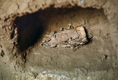 بقايا كتاب صلاة يهودي على أنقاض كنيس يهودي في إفران الأطلس الصغير في المغرب بواسطة ناثان بن