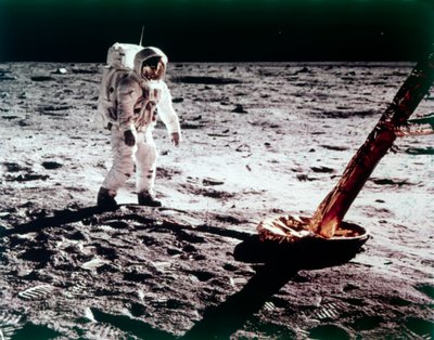 باز ألدرين بالقرب من ساق الوحدة القمرية على القمر ، مهمة أبولو 11 ، يوليو 1969. بواسطة نيل أرمسترونغ