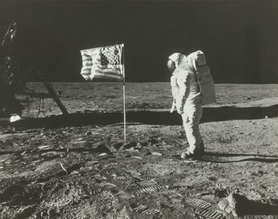 باز ألدرين على القمر مع العلم الأمريكي ، 1969. بواسطة نيل أرمسترونغ