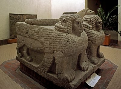 الفن الحثي الجديد: قاعدة العمود في زخرفة البازلت لأبي الهول. من موقع سمال (سمعل زندجيرلي الحالي أو سنجرلي). القرن الثامن قبل الميلاد. متحف اسطنبول الأثري بواسطة نيو هيتيت