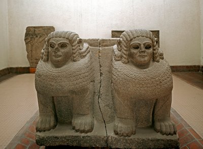 الفن الحثي الجديد: قاعدة العمود في زخرفة البازلت لأبي الهول. من موقع سمال (سمعل زندجيرلي الحالي أو سنجرلي). القرن الثامن قبل الميلاد. متحف اسطنبول الأثري بواسطة نيو هيتيت