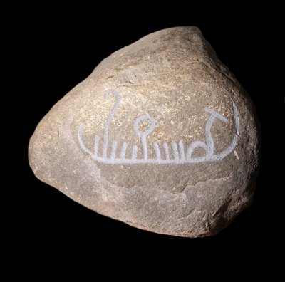 كتابات سويدية من العصر الحجري الحديث تمثل سفينة. متحف ستوكهولم التاريخي من جلد الغزال بواسطة العصر الحجري الحديث