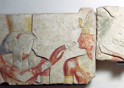 اجتماع الفرعون وحورس ، تفاصيل من إفريز يصور رمسيس الثاني (1298-32 قبل الميلاد) بين الآلهة ، من أبيدوس ، ج 1275 قبل الميلاد (حجر مطلي) بواسطة المملكة الحديثة المصرية