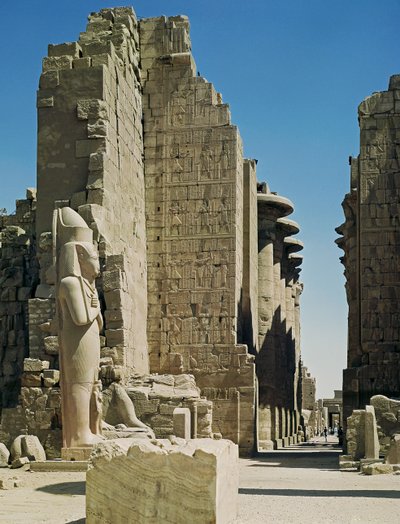 منظر للمحكمة الكبرى ، مدخل قاعة الأعمدة وتمثال رمسيس الثاني (1279-1213 قبل الميلاد) في معبد آمون بواسطة المملكة الحديثة المصرية