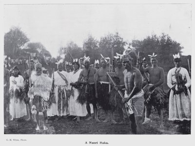 نيو بلايموث ، نيوزيلندا: A Maori Haka (b / w photo) بواسطة مصور نيوزيلندا