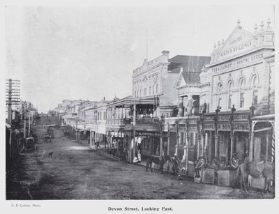 نيو بلايموث ، نيوزيلندا: Devon Street، looking East (b / w photo) بواسطة مصور نيوزيلندا