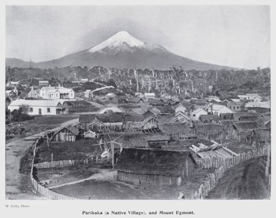 نيو بلايموث ، نيوزيلندا: Parihaka ، قرية أصلية ، وجبل إيغمونت (صورة b / w) بواسطة مصور نيوزيلندا