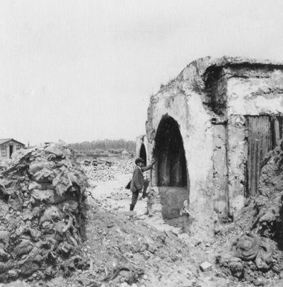 مخبأ مصنوع من الخرسانة ومبطن بالحديد المموج ، الحرب العالمية الأولى ، c1914-c1918 بواسطة العندليب وشركاه