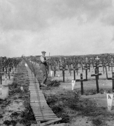 مقبرة Hooge Crater ، بالقرب من Ypres ، بلجيكا ، الحرب العالمية الأولى ، c1917-c1918 بواسطة العندليب وشركاه