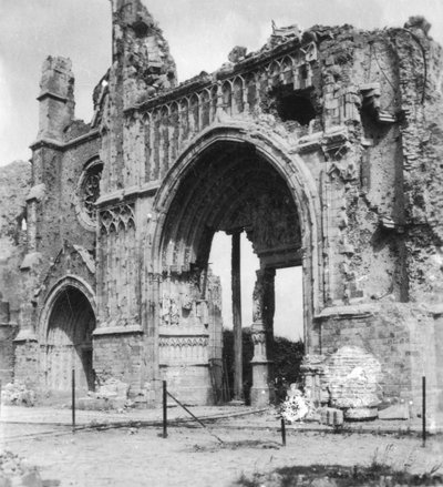 أطلال الكاتدرائية ، إبرس ، بلجيكا ، الحرب العالمية الأولى ، c1914-c1918 بواسطة العندليب وشركاه