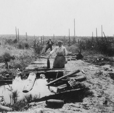 الطريق الرئيسي ، هيل 60 ، بلجيكا ، الحرب العالمية الأولى ، c1914-c1918 بواسطة العندليب وشركاه