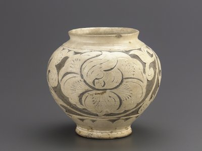جرة ذات زخرفة sgraffito ، Jiaozuo ، مقاطعة Henan ، سلالة Song الشمالية ، النصف الأول من القرن الحادي عشر (خزف) بواسطة مدرسة اسرة سونغ الشمالية الصينية