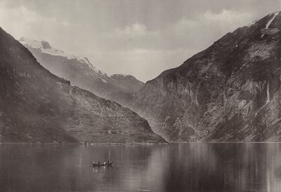 في Geirangerfjord (صورة b / w) بواسطة مصور نرويجي