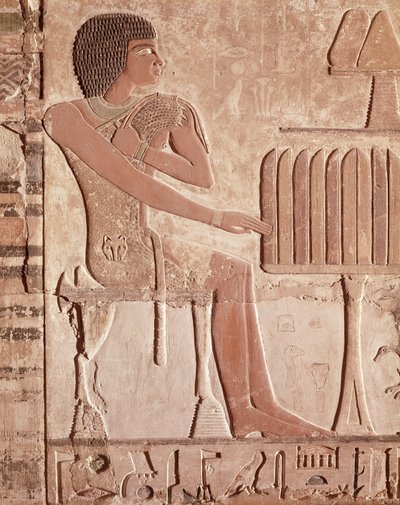 نقش يصور المتوفى جالساً أمام مائدة قرابين مع خبز (حجر مطلي) بواسطة المملكة القديمة المصرية