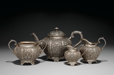 أعد شرب الشاي المكون من أربع قطع ، أواخر القرن التاسع عشر بواسطة Oomersi Mawji