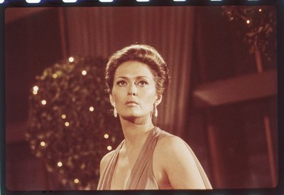 فاي دونواي على موقع تصوير فيلم The Towering Inferno بواسطة أورلاندو سويرو