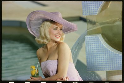 Hope Lange التقطت الصور بجانب المسبح بواسطة أورلاندو سويرو
