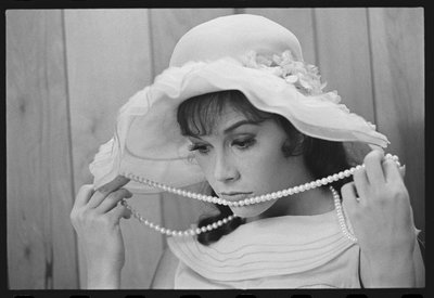 ماري تايلر مور في مجموعة 'Thoroughly Modern Millie' بواسطة أورلاندو سويرو