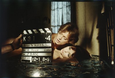 مايكل بلودجيت ودوللي ريدا في فيلم "Beyond the Valley of the Dolls" عام 1970 (صورة) بواسطة أورلاندو سويرو