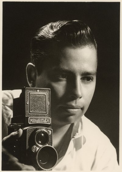 بورتريه أورلاندو سويرو مع كاميرا Rolleiflex ، حوالي 1954 (صورة بالأبيض والأسود) بواسطة أورلاندو سويرو