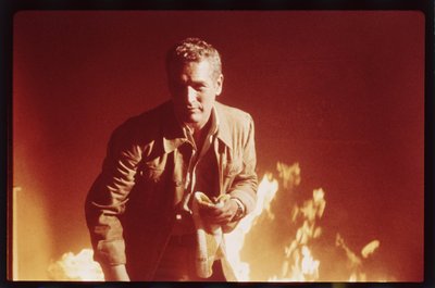 بول نيومان في موقع تصوير فيلم The Towering Inferno بواسطة أورلاندو سويرو