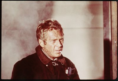 ستيف ماكوين في موقع تصوير فيلم The Towering Inferno بواسطة أورلاندو سويرو